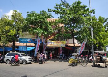 Tampak depan bangunan Pasar Kota Rembang di Desa Sumberejo, Kecamatan/Kabupaten Rembang. (Vicky Rio/Lingkarjateng.id)