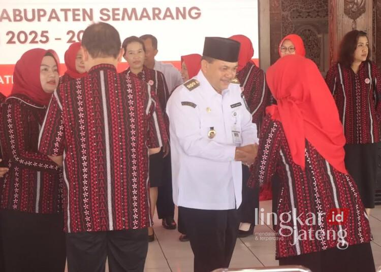 Bupati Semarang, Ngesti Nugraha, saat menghadiri pelantikan pengurus Dekranasda periode 2025-2030 di Pendopo Rumah Dinas Bupati pada Rabu, 14 Mei 2025. (Dok. Diskominfo Semarang/Lingkarjateng.id)