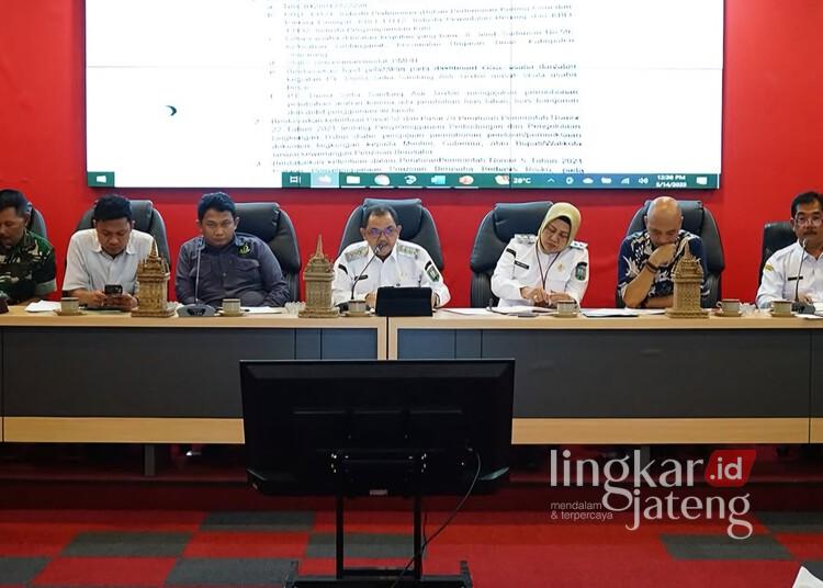Pemkab Semarang mengadakan rakor lintas instansi untuk membahas penyegelan outlet saluran Instansi Pengolahan Limbah (IPAL) PT Duniatex di Ruang Dharma Satya Kompleks Kantor Bupati Semarang, Ungaran, pada Kamis, 15 Mei 2025. (Instagram Bupati Semarang Ngesti Nugraha/Lingkarjateng.id)