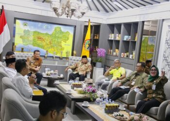 Gubernur Jateng, Ahmad Luthfi, saat menyimak pemaparan dari Kepala BPSDMD Jateng, Uswatun Hasanah, terkait agenda retret JPT dan wakil bupati/wali kota di Kantor Gubernur Jateng pada Jumat, 16 Mei 2025. (Dok. Pemprov Jateng/Lingkarjateng.id)