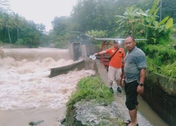 Pihak Kepolisian menunjukkan lokasi terbaliknya perahu karet wisatawan saat rafting di Desa Sambirejo, Kecamatan Bringin, Kabupaten Semarang, pada Minggu, 18 Mei 2025. (Dok. Polres Semarang/Lingkarjateng.id)