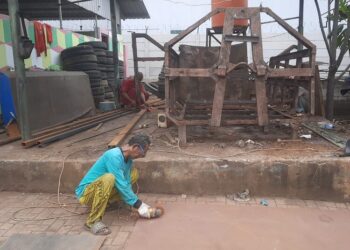 Pekerja tengah memeprbaikai bak truk sampah milik DLH Kota Semarang pada Minggu, 18 Mei 2025. (Dok. Pemkot Semarang/Lingkarjateng.id)