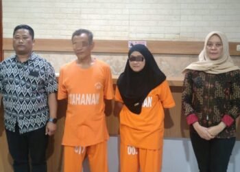Ketua MPC Pemuda Pancasila Blora, Munaji, dan istrinya diamankan Polda Jateng. (Dok. Polda Jateng/Lingkarjateng.id)