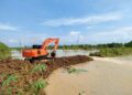 Alat berat yang dikerahkan untuk menurup tanggul jebol di Desa Kembangan, Kecamatan Bonang, Kabupaten Demak, pada Selasa, 20 Mei 2025. (M. Burhanuddin Aslam/Lingkarjateng.id)