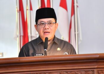 Wakil Bupati Pekalongan, Sukirman, saat menjawab pandangan fraksi DPRD terkait tiga raperda dalam rapat paripurna pada Kamis, 22 Mei 2025. (Fahri Akbar/Lingkarjateng.id)