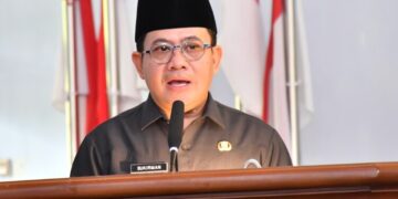 Wakil Bupati Pekalongan, Sukirman, saat menjawab pandangan fraksi DPRD terkait tiga raperda dalam rapat paripurna pada Kamis, 22 Mei 2025. (Fahri Akbar/Lingkarjateng.id)