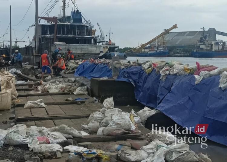 Penanganan sementara tanggul jebol di Pelabuhan Tanjung Emas, Semarang, menggunakan tumpukan karung berisi pasir, Minggu, 25 Mei 2025. (Syahril Muadz/Lingkarjateng.id)