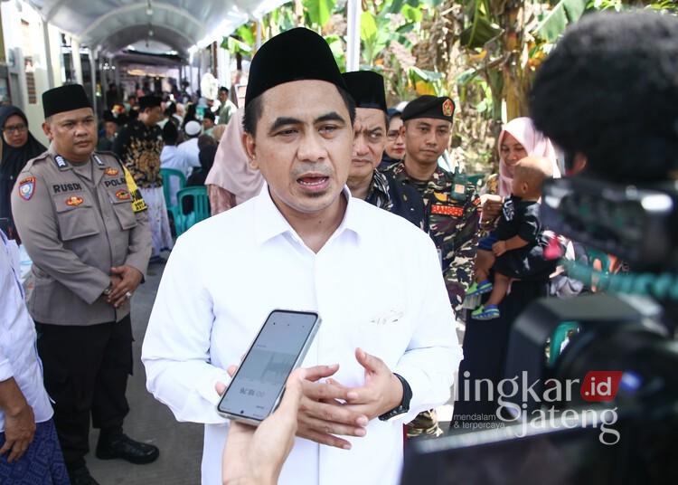 Wakil Gubernur Jawa Tengah, Taj Yasin Maimoen, memberi keterangan usai kegiatan Khotmil Quran di Pondok Pesantren Husnul Khotimah Mranggen, Demak, pada Minggu, 25 Mei 2025. (M. Burhanuddin Aslam/Lingkarjateng.id)
