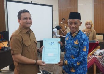 Wali Kota Pekalongan, Afzan Arslan Djunaid, saat menyerahkan SK pensiun kepada 33 ASN di Ruang Buketan pada Selasa, 27 Mei 2025. (Fahri Akbar/Lingkarjateng.id)