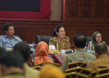 Wali Kota Semarang, Agustina Wilujeng Pramestuti, saat memimpin rapat percepatan pembentukan Koperasi Merah Putih di Ruang Lokakrida Balai Kota Semarang, Senin, 26 Mei 2025. (Dok. Pemkot Semarang/Lingkarjateng.id)