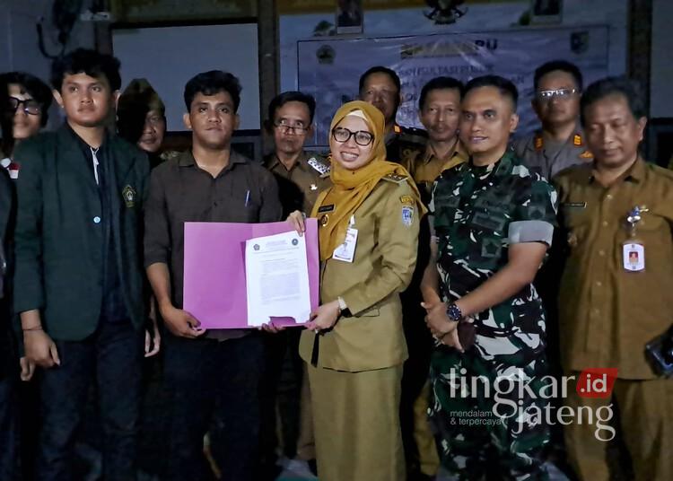 Bupati Demak, Eisti’anah, berfoto dengan mahasiswa BEM-KM Unissula Semarang usai diskusi di Aula Kecamatan Sayung, Kabupaten Demak, pada Selasa, 27 Mei 2025. (M. Burhanuddin Aslam/Lingkarjateng.id)