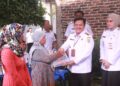 Wali Kota Salatiga, Robby Hernawan, menyerahkan bantuan stimulan rumah swadaya (BSRS) kepada warga penerima manfaat di Kelurahan Noborejo, Kecamatan Argomulyo, pada Rabu, 28 Mei 2025. (Dok. Prokompim Setda Salatiga/Lingkarjateng.id)