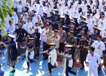 Bupati Kudus Sam’ani Intakoris bersama jajaran forkopimda, siswa, dan guru saat melakukan flashmob senam anak Indonesia hebat dalam peringatan Hardiknas di SMPN 1 Jati pada Jumat, 2 Mei 2025. (Nisa Hafizhotus S./Lingkarjateng.id)