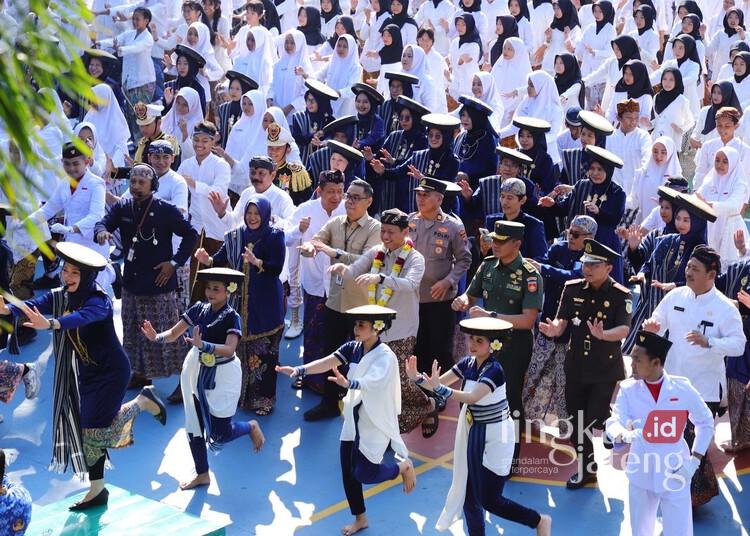 Bupati Kudus Sam’ani Intakoris bersama jajaran forkopimda, siswa, dan guru saat melakukan flashmob senam anak Indonesia hebat dalam peringatan Hardiknas di SMPN 1 Jati pada Jumat, 2 Mei 2025. (Nisa Hafizhotus S./Lingkarjateng.id)