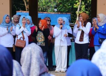 Ketua TP PKK Kabupaten Kudus, Endhah Endayani Sam’ani Intakoris, saat menghadiri acara gathering di Desa Menawan, Kecamatan Gebog, Kabupaten Kudus, pada Senin, 12 Mei 2025. (Nisa Hafizhotus S./Lingkarjateng.id)