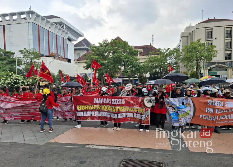 Ratusan buruh yang tergabung dalam Kongres Aliansi Serikat Buruh Indonesia (KASBI) Jawa Tengah menggelar aksi dalam Hari Buruh di depan Kantor Gubernur Jateng, Kota Semarang, pada Kamis, 1 Mei 2025. (Rizky Syahrul Al-fath/Lingkarjateng.id)