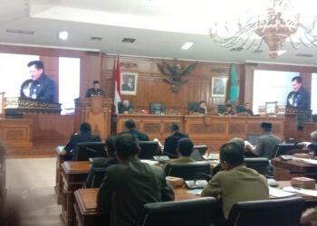 Suasana rapat paripurna dalam rangka mendengarkan penjelasan Wali Kota Salatiga atas pertanyaan yang diajukan DPRD dalam hak interpelasi, Senin, 19 Mei 2025. (Angga Rosa/Lingkarjateng.id)