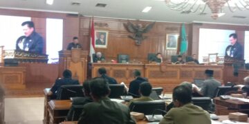 Suasana rapat paripurna dalam rangka mendengarkan penjelasan Wali Kota Salatiga atas pertanyaan yang diajukan DPRD dalam hak interpelasi, Senin, 19 Mei 2025. (Angga Rosa/Lingkarjateng.id)