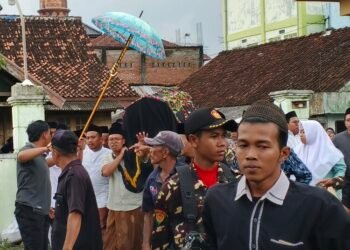 Masyarakat mengantarkan jenazah Gus Labib menuju peristirahatan di Ponpes Khozinatul Ulum Pusat, Kabupaten Blora, Senin, 19 Mei 2025. (Eko Wicaksono/Lingkarjateng.id)