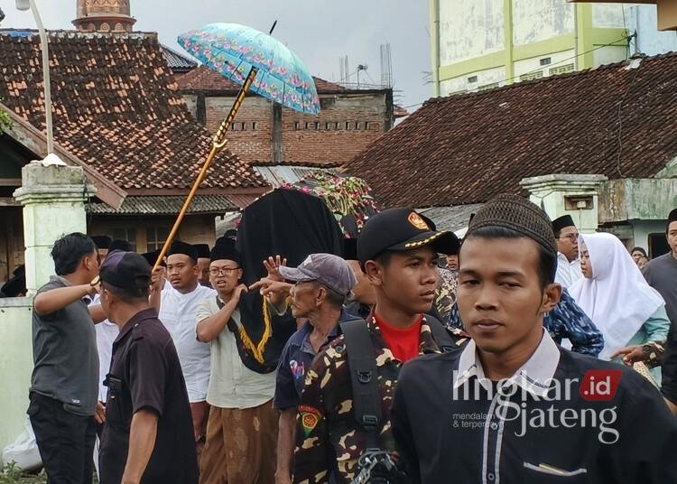 Masyarakat mengantarkan jenazah Gus Labib menuju peristirahatan di Ponpes Khozinatul Ulum Pusat, Kabupaten Blora, Senin, 19 Mei 2025. (Eko Wicaksono/Lingkarjateng.id)