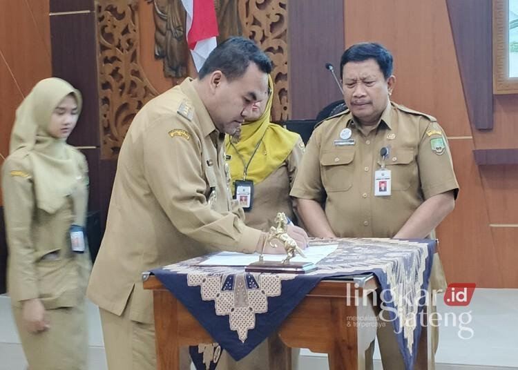 Bupati Blora Upayakan 3 Kecamatan Dapat Pasokan Air dari Bendungan Randugunting 25 Bupati Blora, Arief Rohman, menandatangani surat pelantikan Komisi Irigasi Kabupaten Blora periode 2025-2027 di Aula Bapperida Blora, Selasa, 27 Mei 2025. (Eko Wicaksono/Lingkarjateng.id)