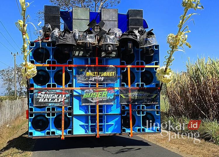 Seperangkat sound horeg terpasang di bak truk. (Facebook Mas Odin Channel/Lingkarjateng.id)