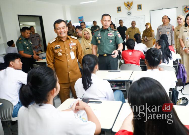 Gubernur Jawa Tengah, Ahmad Luthfi, saat mengunjungi salah satu sekolah di Jawa Tengah. (Dok. Pemprov Jateng/Lingkarjateng.id)