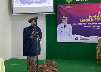 Kepala Dinas Kesehatan (DKK) Kudus, dr. Andini Aridewi, saat memberi sambutan dalam seminar kesehatan bertema "Deteksi Dini dan Upaya Pencegahan Kanker Serviks dan Kanker Payudara" di Aula DKK Kudus pada Jumat, 23 Mei 2025. (Mohammad Fahtur Rohman/Lingkarjateng.id)
