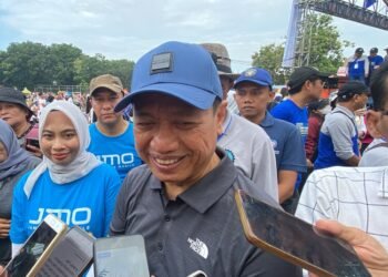 Bupati Kudus, Sam’ani Intakoris, saat menghadiri peringatan Hari Ulang Tahun ke-32 Serikat Pekerja RTMM di Lapangan Rendeng, Kabupaten Kudus, pada Kamis, 28 Mei 2025. (Mohammad Fahtur Rohman/Lingkarjateng.id)