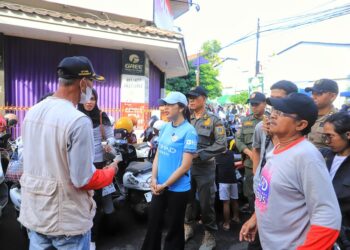 Wakil Bupati Kudus, Bellinda Putri Sabrina Birton, saat menemukan langsung pelanggaran tarif parkir car free day Alun-alun Simpang Tujuh Kudus pada Minggu, 18 Mei 2025. (Mohammad Fahtur Rohman/Lingkarjateng.id)
