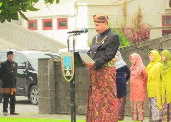 Bupati Rembang, Harno, saat membacakan sambuta Mendikdasmen dalam upaca peringatan Hardiknas di Halaman Kantor Bupati Rembang pada Jumat, 2 Mei 2025. (Dok. Rembangkab/Lingkarjateng.id)