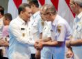 Gubernur Jawa Tengah, Ahmad Luthfi, bersalaman dengan para pejabat pimpinan tinggi pratama di lingkungan Pemprov Jateng yang baru saja dilantik di Grhadika Bhakti Praja, Semarang, pada Rabu, 7 Mei 2025. (Dok. Pemprov Jateng/Lingkarjateng.id)