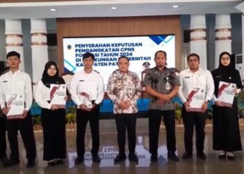 Bupati Pati, Sudewo, berfoto bersama sejumlah CPNS formasi tahun 2024 usai menyerahkan SK pengangkatan di Pendopo Kabupaten Pati pada Selasa, 27 Mei 2025. (Mutia Parasti/Lingkarjateng.id)