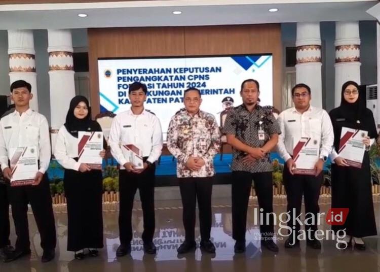 59 CPNS Pemkab Pati Dilantik, Bupati Sudewo Pesan Kerja Totalitas 25 Bupati Pati, Sudewo, berfoto bersama sejumlah CPNS formasi tahun 2024 usai menyerahkan SK pengangkatan di Pendopo Kabupaten Pati pada Selasa, 27 Mei 2025. (Mutia Parasti/Lingkarjateng.id)