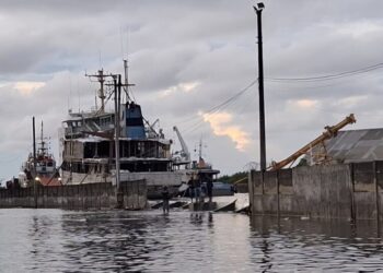 Kondisi pagar panel di Pelabuhan Tanjung Emas Semarang yang jebol pada Jumat, 23 Mei 2025. (Syahril Muadz/Lingkarjateng.id)