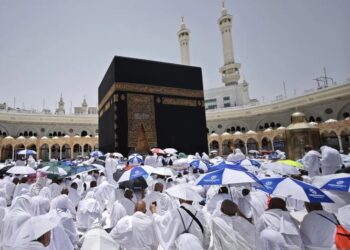 Jemaah calon haji bersiap melaksanakan shalat Jumat di Masjidil Haram, Makkah, Arab Saudi, Jumat, 9 Mei 2025. (ANTARA/Lingkarjateng.id)
