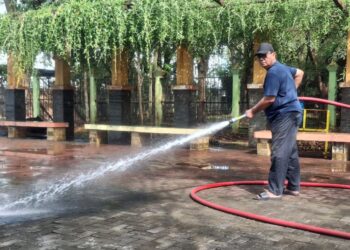 Penasehat Komunitas Jejak Bumi, Murdoko, saat melakukan aksi bersih-bersih di RTH Taman Klorofil pada Minggu, 18 Mei 2025. (Unggul Priambodo/Lingkarjateng.id)