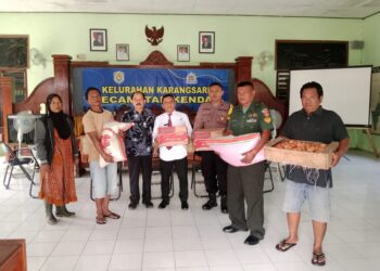 Penyerahan paket sembako bantuan dari Bupati Kendal, Dyah Kartika Permanasari, kepada warga terdampak rob di Kelurahan Karangsari, Kecamatan/Kabupaten Kendal, pada Kamis, 22 Mei 2025. (Unggul Priambodo/Lingkarjateng.id)