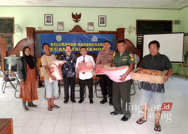 Warga Terdampak Rob di Karangsari Dapat Bantuan Bupati Kendal 25 Penyerahan paket sembako bantuan dari Bupati Kendal, Dyah Kartika Permanasari, kepada warga terdampak rob di Kelurahan Karangsari, Kecamatan/Kabupaten Kendal, pada Kamis, 22 Mei 2025. (Unggul Priambodo/Lingkarjateng.id)