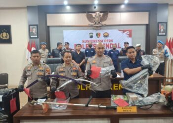Kapolres Kendal, AKBP Hendry Susanto Sianipar, bersama anggotanya tengah menunjukkan barang bukti yang digunakan dalam aksi tawuran remaja dalam konferensi pers di Mapolres Kendal, Jumat, 23 Mei 2025. (Unggul Priambodo/Lingkarjateng.id)