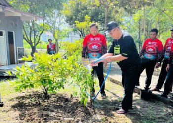Ketua Dekranasda Kabupaten Kendal, Murdoko, menanam pohon kendal di RTH Kelurahan Langenharjo pada Minggu, 25 Mei 2025. (Unggul Priambodo/Lingkarjateng.id)