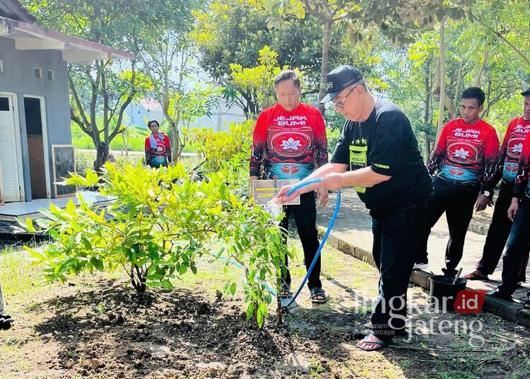 Ketua Dekranasda Kabupaten Kendal, Murdoko, menanam pohon kendal di RTH Kelurahan Langenharjo pada Minggu, 25 Mei 2025. (Unggul Priambodo/Lingkarjateng.id)