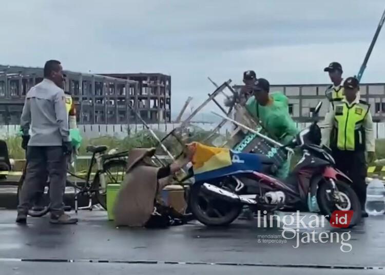 Viral Video Arogan Penertiban PKL oleh Satpam KIK, Ini Penjelasan Kapolres Kendal 25 Tangkapan layar video petugas kemanan KIK Kendal saat menertibkan pedagang kaki lima (PKL) yang viral di media sosial. (Dok. Lingkarjateng.id)