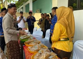 Klarifikasi Lapangan Lomba Desa, Bupati Kudus Dorong Inovasi Produk UMKM Lokal 32 Bupati Kudus, Sam’ani Intakoris, saat melihat produk UMKM lokal dalam klarifikasi lapangan lomba disa di Desa Ngemplak, Kecamatan Undaan, Kabupaten Kudus, pada Jumat, 2 Mei 2025. (Nisa Hafizhotus S./Lingkarjateng.id)