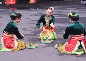 Para penari asal Kudus sedang berlatih menarikan tarian bertema Ngintun Sega Kepel belum lama ini. (Nisa Hafizhotus S./Lingkarjateng.id)