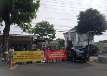 Sejumlah warga Desa Kajar, Kecamatan Dawe, saat melakukan aksi damai di depan Kantor Kejari Kudus pada Kamis, 15 Mei 2025. (Nisa Hafizhotus S./Lingkarjateng.id)