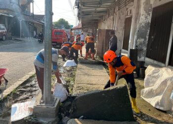 Aksi gotong royong membersihkan saluran air di Pasar Kalirejo, Kecamatan Undaan, Kabupaten Kudus, pada Jumat, 16 Mei 2025. (Nisa Hafizhotus S./Lingkarjateng.id)