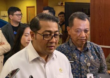 Menteri Ekraf, Teuku Riefky Harsya, didampingi Bupati Kudus, Sam’ani Intakoris, saat mengunjungi SMK RUS Kudus pada Rabu, 21 Mei 2025. (Nisa Hafizhotus S./Lingkarjateng.id)