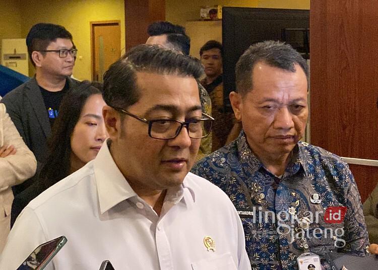 Menteri Ekraf, Teuku Riefky Harsya, didampingi Bupati Kudus, Sam’ani Intakoris, saat mengunjungi SMK RUS Kudus pada Rabu, 21 Mei 2025. (Nisa Hafizhotus S./Lingkarjateng.id)
