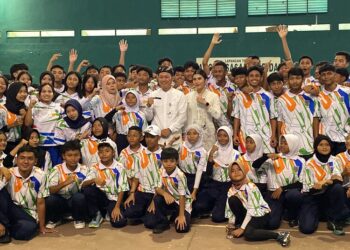 Bupati dan Wakil Bupati Kudus, Sam'ani Intakoris dan Bellinda Putri Sabrina Birton, berfoto bersama para pelajar yang akan mengikuti POPDA Jateng dalam pelepasan kontingan di Lapangan Tennis Indoor Angga Sasana Krida, Kudus, pada Kamis, 22 Mei 2025. (Nisa Hafizhotus S./Lingkarjateng.id)